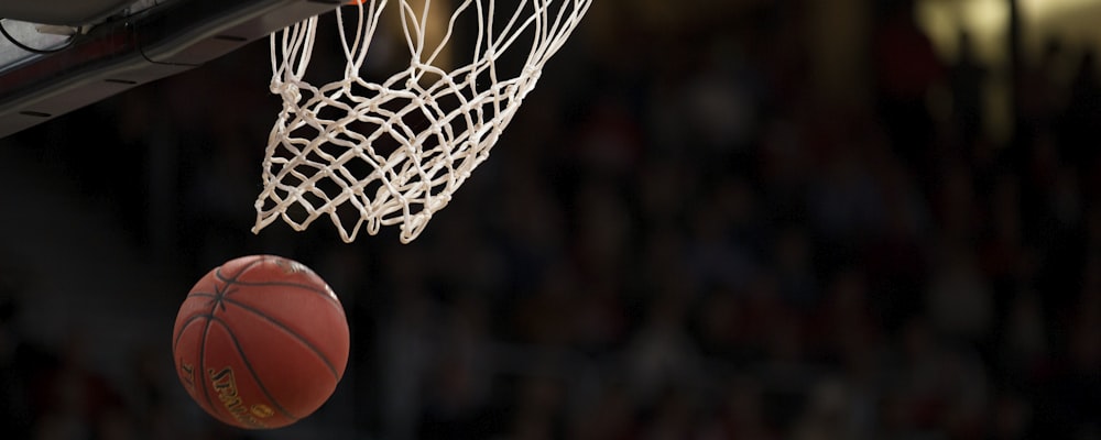 NBA篮球比赛现场直播，球员扣篮精彩瞬间