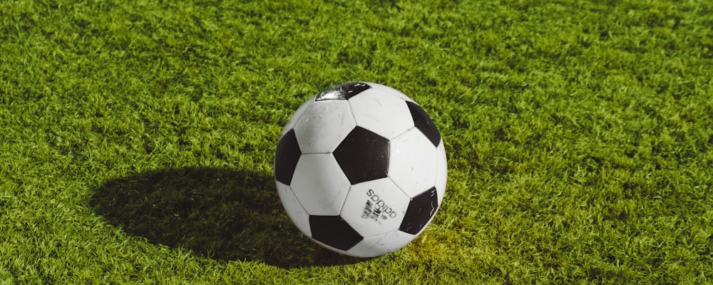 欧洲冠军联赛足球比赛现场直播画面，球员激烈拼抢